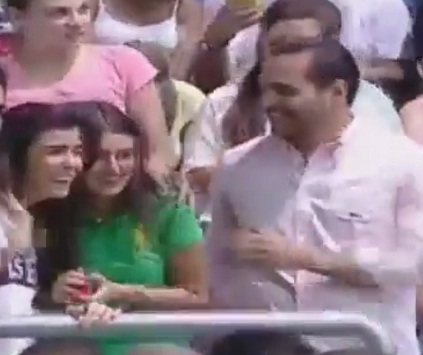 بالفيديو شاب لبناني يطلب يد حبيبته للزواج في ملعب كرة السلة 2014