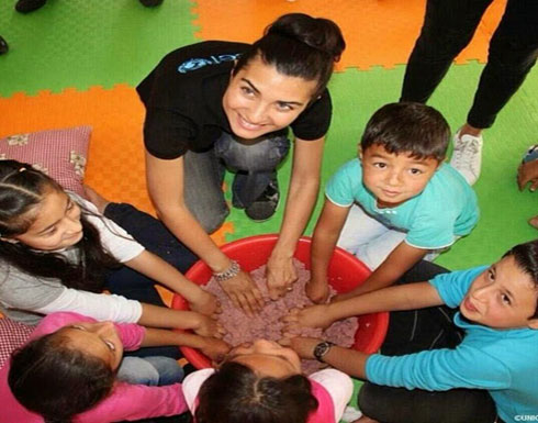 صور توبا بويوكستون لميس في افتتاح مدرسة مخصصة لاستقبال أطفال سوريا