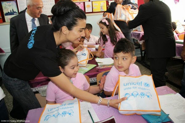 صور توبا بويوكستون لميس في افتتاح مدرسة مخصصة لاستقبال أطفال سوريا