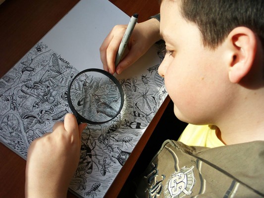 بالصور طفل صربي يرسم بطريقة فريدة باستخدام العدسة المكبره