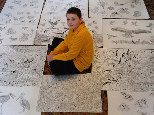 بالصور طفل صربي يرسم بطريقة فريدة باستخدام العدسة المكبره
