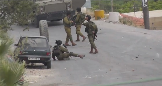 بالفيديو إطار سيارة يرهب جنود الاحتلال الإسرائيلي