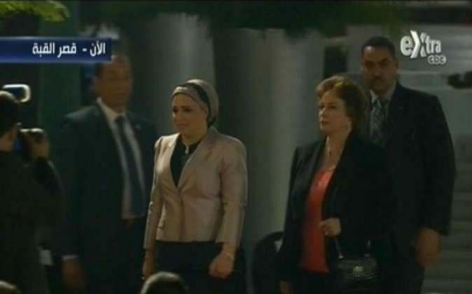 صور انتصار زوجة السيسي مع جيهان السادات في قصر القبة 2014