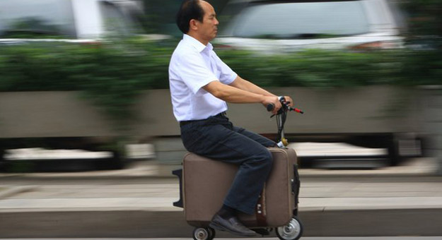 بالفيديو فلاح صيني يخترع حقيبة على شكل سكوتر للتنقل بها