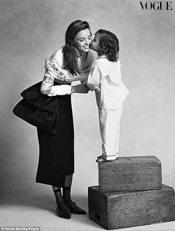 صور ميراندا كير مع ابنها فلين على غلاف مجلة vogue الأسترالية يونيو 2014