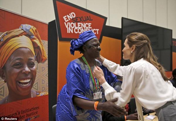 صور أنجلينا جولي وهي تبكي في مبادرة لندن لمنع العنف الجنسي