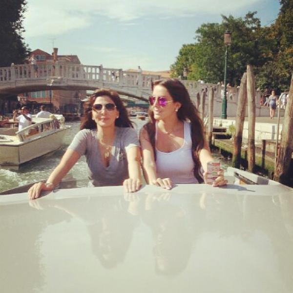 صور إليسا وهي تستجم مع صديقتها في البندقية 2014