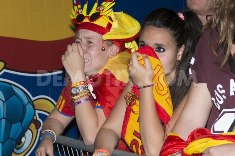 صور دموع مشجعات المنتخب الاسباني 2014 , صور فرحة مشجعات منتخب هولندا 2014