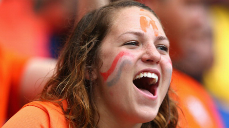 صور دموع مشجعات المنتخب الاسباني 2014 , صور فرحة مشجعات منتخب هولندا 2014