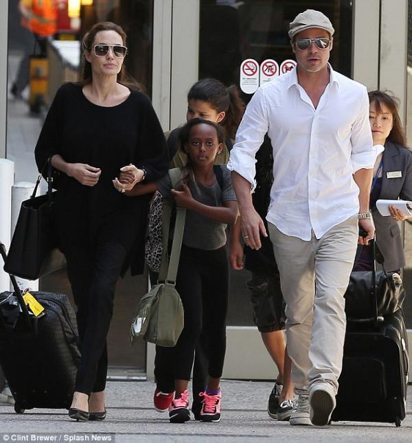 صور أنجلينا جولي مع زوجها براد بيت وأولادها في مطار لوس انجلوس
