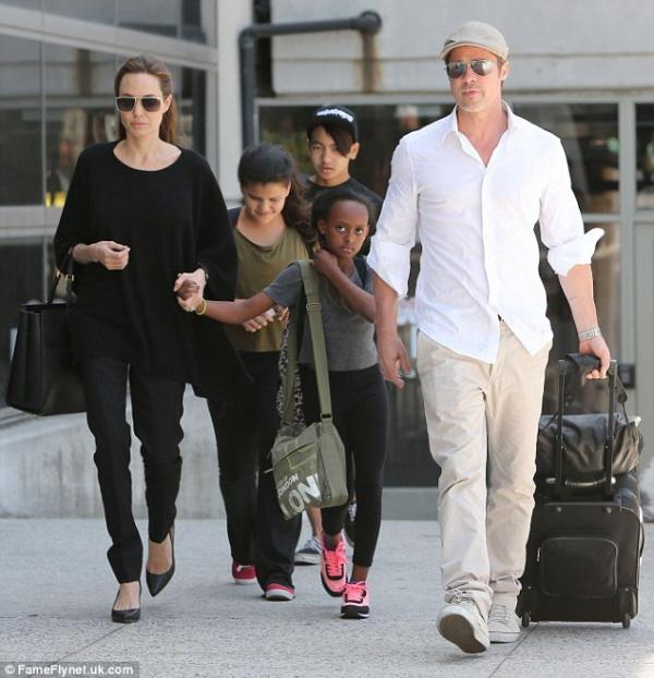 صور أنجلينا جولي مع زوجها براد بيت وأولادها في مطار لوس انجلوس
