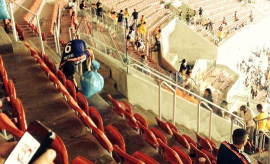 صور الجماهير اليابانية وهي تنظف المدرجات بعد خسارتهم في كأس العالم 2014