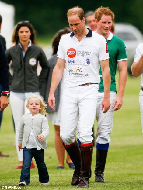 صور الأمير جورج وهو يمشي للمرة الاولى 2014