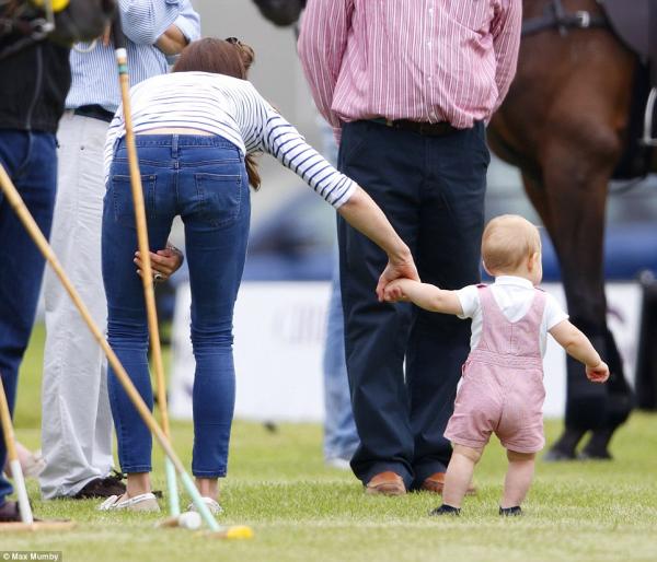 صور الأمير جورج وهو يمشي للمرة الاولى 2014