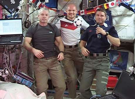 بالصور رائد فضاء ألماني يتابع مباريات كأس العالم من الفضاء الخارجي 2014