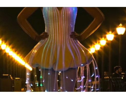 بالفيديو فستان يضئ في الظلام ويخلق أمواج ألوان رائعة 2014