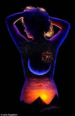 بالصور الرسم على أجساد النساء بالأشعة فوق البنفسجية 2014