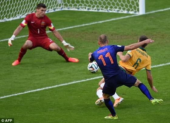 ملخص ونتيجة مباراة هولندا وأستراليا في كأس العالم اليوم 18-6-2014