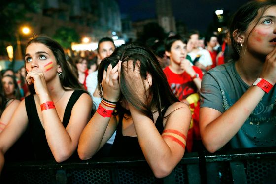 صور بكاء مشجعي المنتخب الاسباني بعد الخسارة القاسية من تشيلي في كأس العالم 2014