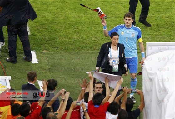 بالصور إيكر كاسياس يهدي قفازته للجماهير بعد الخروج من مونديال كأس العالم 2014