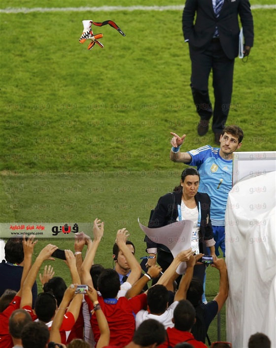 بالصور إيكر كاسياس يهدي قفازته للجماهير بعد الخروج من مونديال كأس العالم 2014