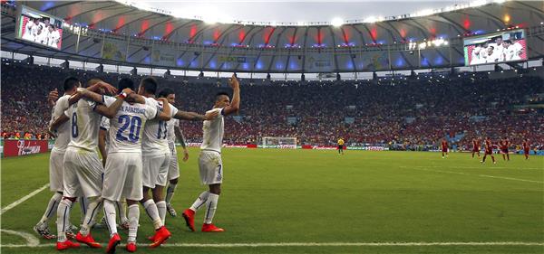 عناوين الصحف التشيلية بعد التغلب على منتخب اسبانيا في كاس العالم 2014