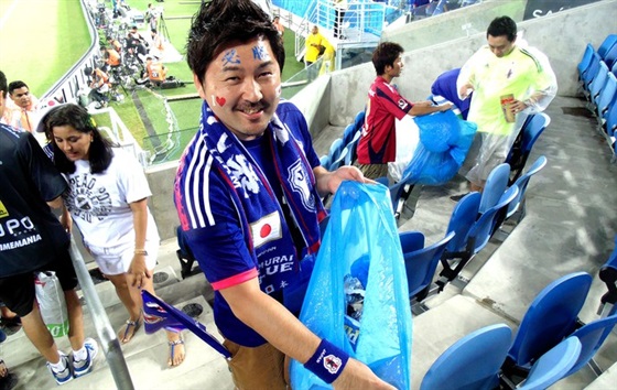 بالصور الجماهير اليابانية تنظف المدرجات للمرة الثانية بعد مباراة اليونان