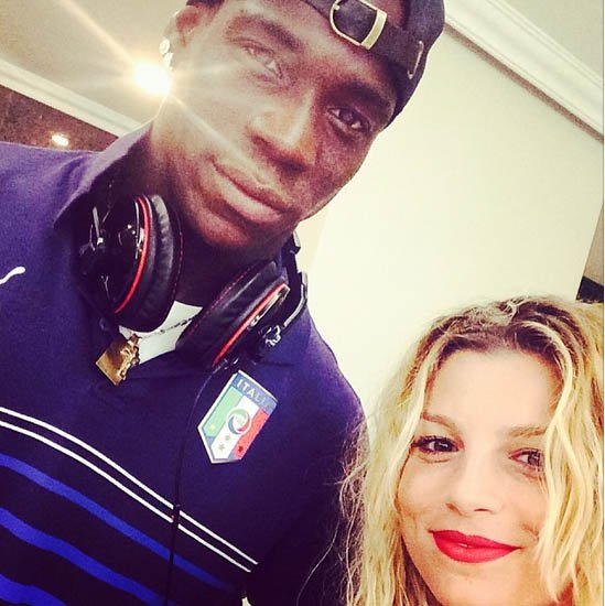 صور نجمة البوب الإيطالية إيما مارون مع لاعبي المنتخب الايطالي في كأس العالم 2014