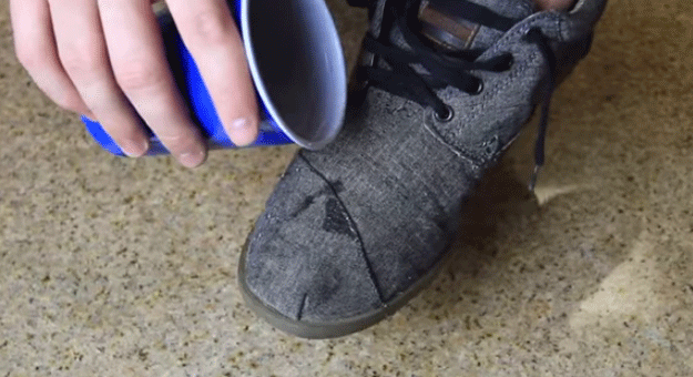 بالفيديو طريقة سهلة تحول حذاؤك العادي واقيًا ومقاومًا للماء