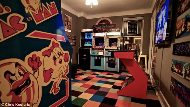 بالصور شاب يحول غرفته الى صالة ألعاب فيديو
