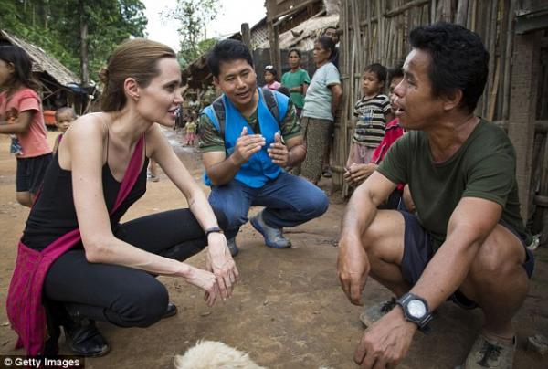صور أنجلينا جولي وهي تزور مخيم للاجئين في تايلاند