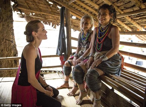 صور أنجلينا جولي وهي تزور مخيم للاجئين في تايلاند