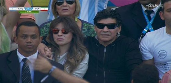 صور مارادونا في مباراة الأرجنتين وإيران في كأس العالم 2014