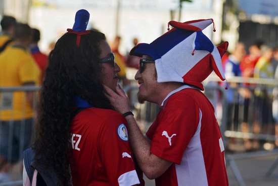 صور لحظات رومانسية تجمع العشاق في كأس العالم 2014
