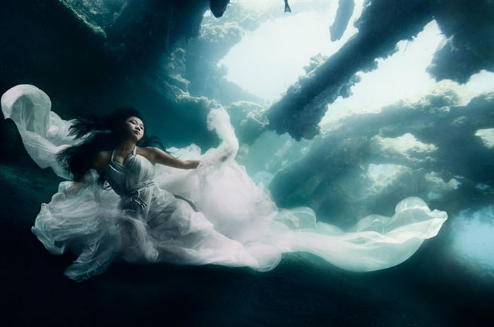 بالصور عرض أزياء خاص تحت الماء وبدون أكسجين