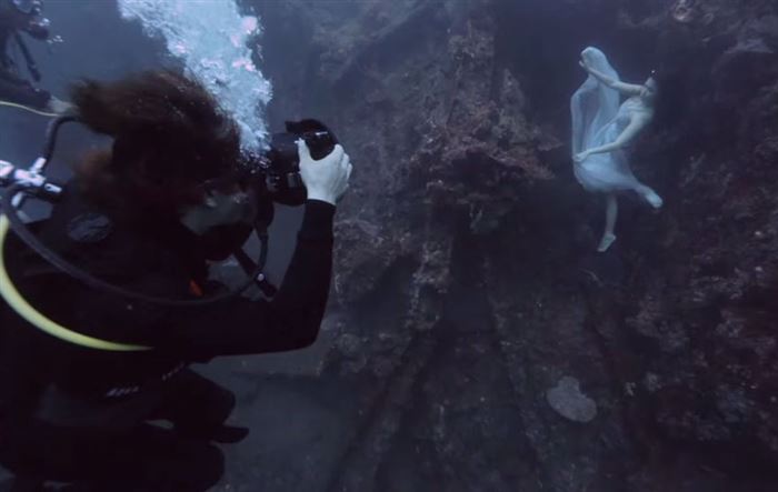 بالصور عرض أزياء خاص تحت الماء وبدون أكسجين