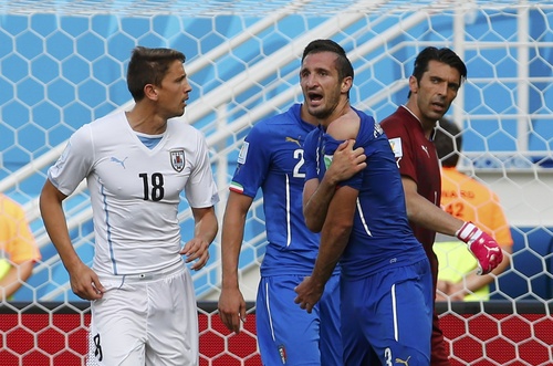 بالفيديو سواريز يعض مدافع إيطاليا في كأس العالم 2014
