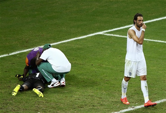صور بكاء وحزن لاعبي ساحل العاج بعد الخروج من كأس العالم 2014