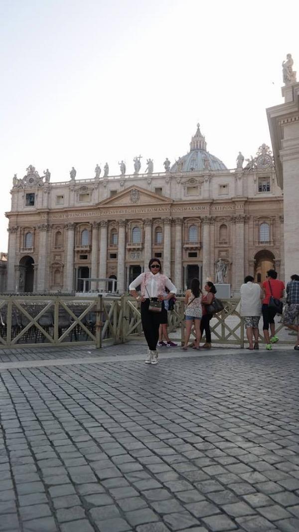 صور الفنانة الإماراتية أحلام في الفاتيكان
