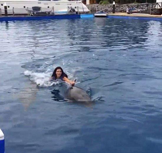 صور كيم كارداشيان وهي تلعب مع الدولفين في المكسيك