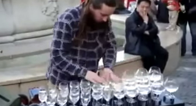 بالفيديو رجل يعزف باستخدام الكأس والماء