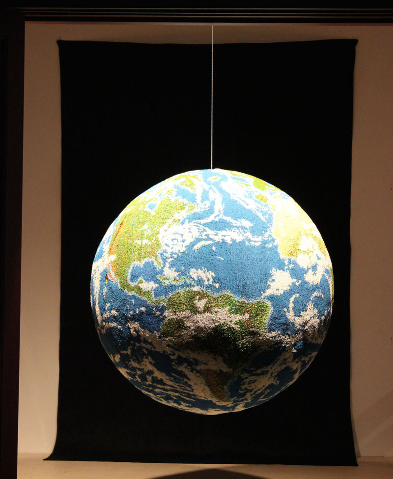 بالصور مجسم عملاق للكرة الارضية مصنوع باستخدام أعواد الكبريت