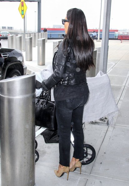 صور كيم كارداشيان ببنطلون جيمز أسود ممزق في مطار لوس انجلوس