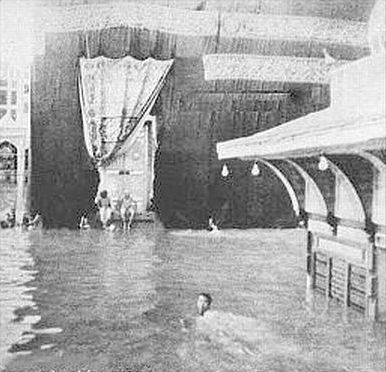 صور نادرة للحجاج وهم يطوفون بالكعبة سباحة سنة 1941