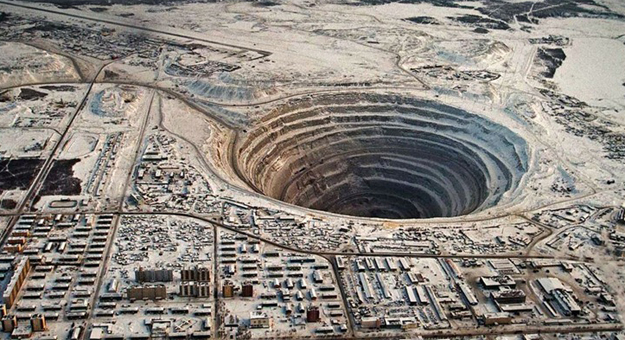 صور أضخم حفرة في العالم في مدينة ميرنا بروسيا