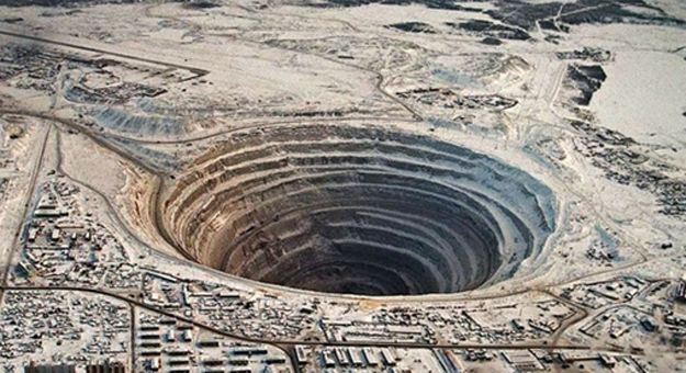 صور أضخم حفرة في العالم في مدينة ميرنا بروسيا