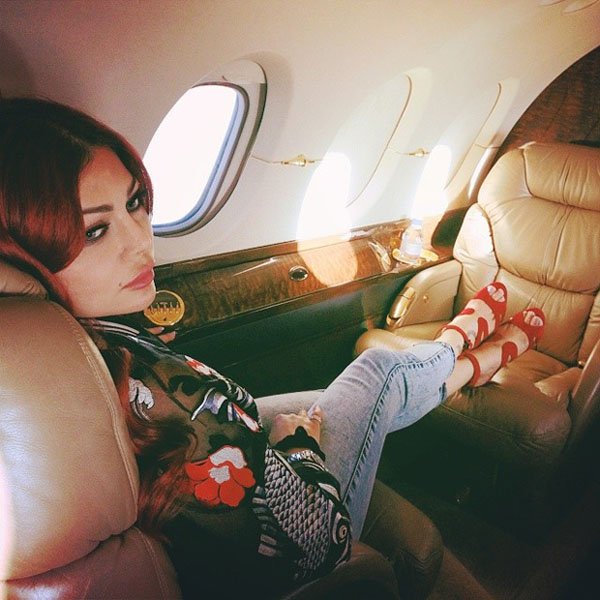 صور هيفاء وهبي داخل طائرتها الخاصة تشعل الفيس بوك 2014
