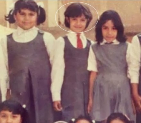 صور الفنانة ياسمين عبد العزيز وهي طفلة صغيرة بزي المدرسة
