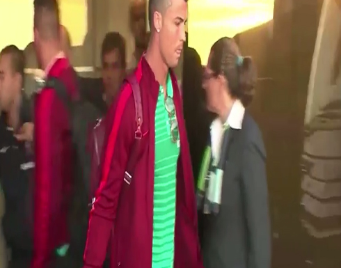 بالفيديو لحظة وصول رونالدو إلى البرتغال بعد الخروج من كأس العالم 2014
