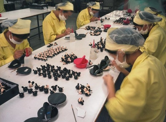 بالصور شاهد كيف يتم تصنيع لعب الأطفال فى الصين